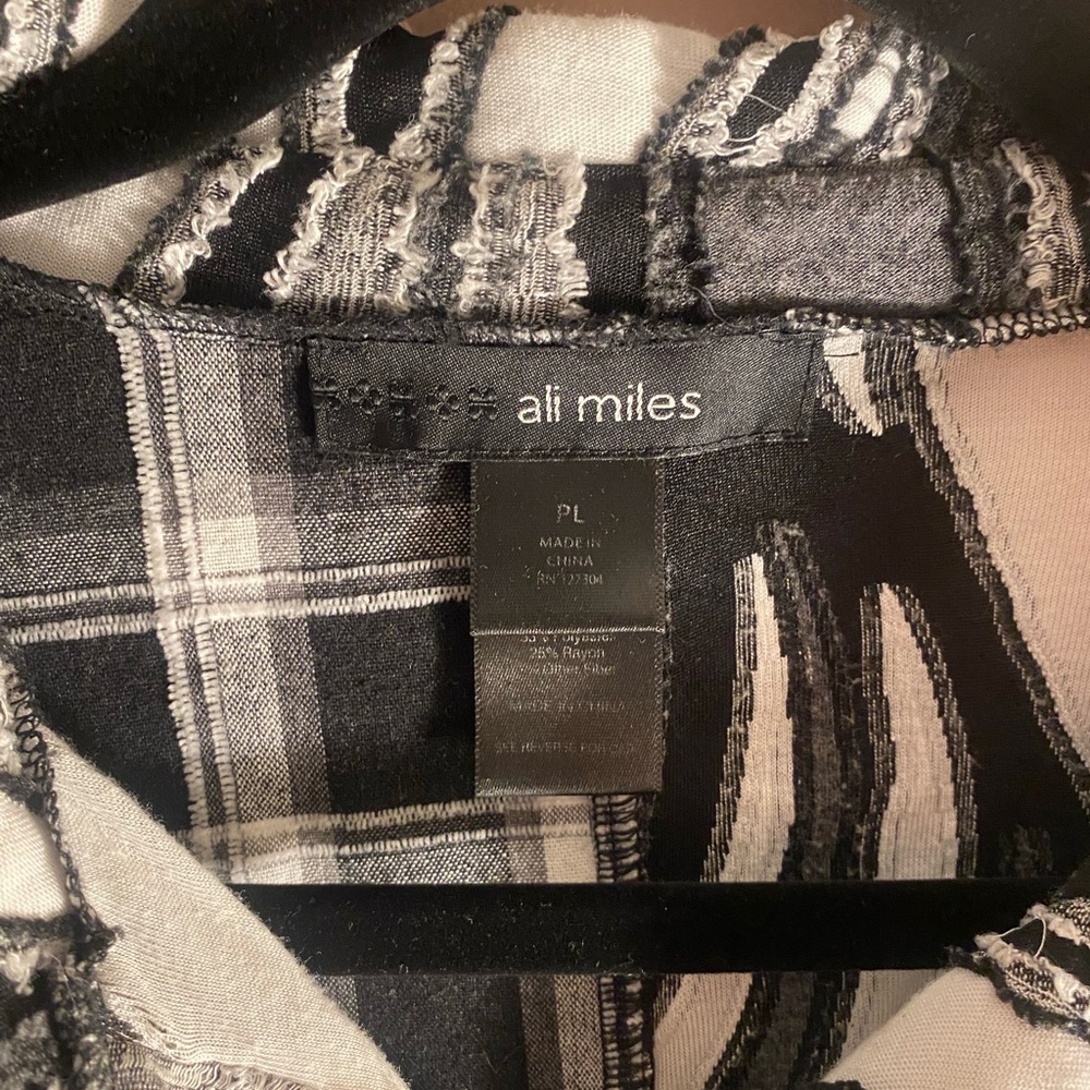 Ali Miles Monochrome Textured Button-Up Blouse - Picture 4 of 5
